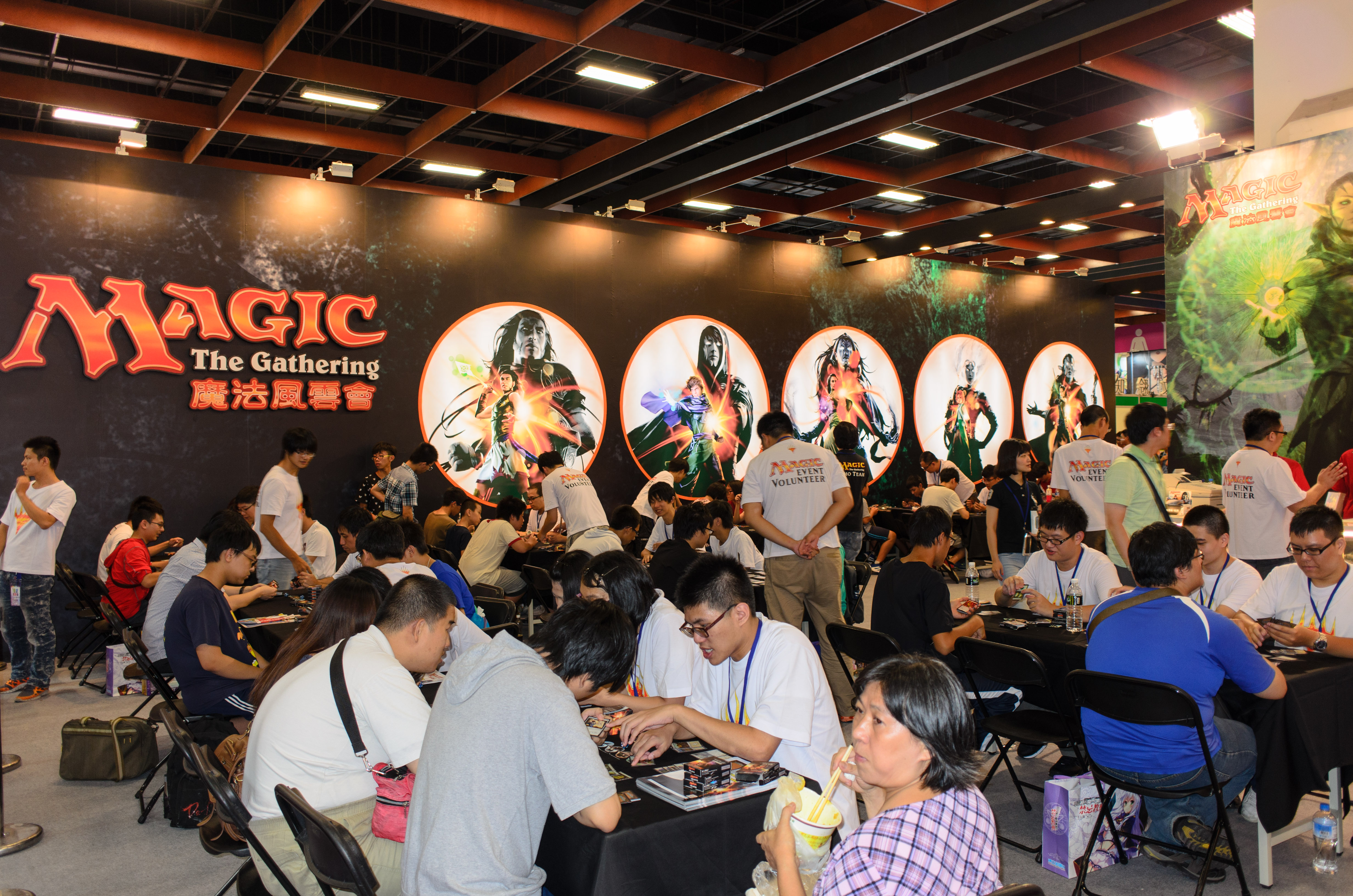 2015 年漫畫博覽會，孩之寶魔法風雲會遊戲區的參與者與桌面